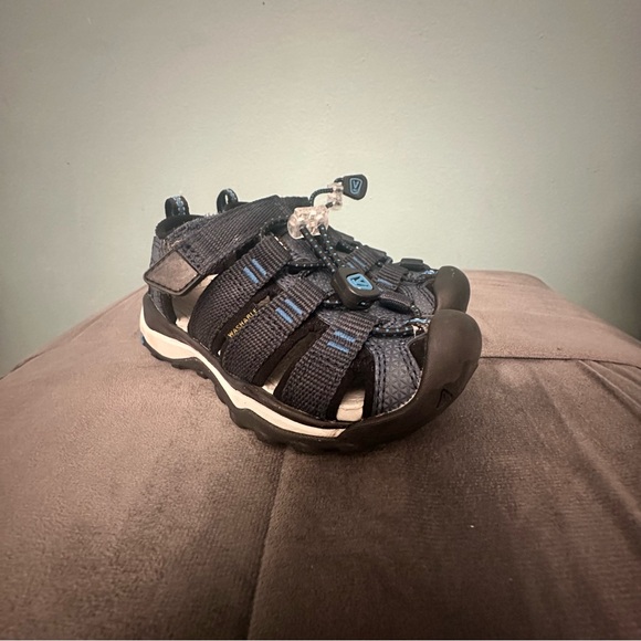 Keen Newport H2 Closed Toe
Waterproof Hiking Sandals Shoes
1022903 Size - Picture 4 of 11